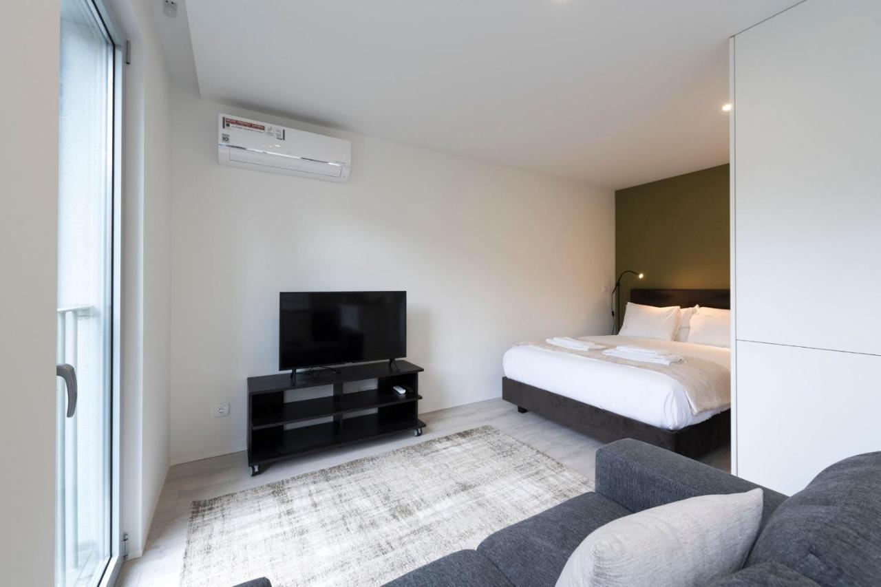 Lovelystay - Modern Loft With Gym & Free Parking Minutes Away From Cbd Порту Экстерьер фото
